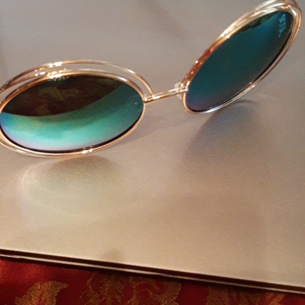 Large-lensed, slightly tinted sunglasses - Picture 4 of 4